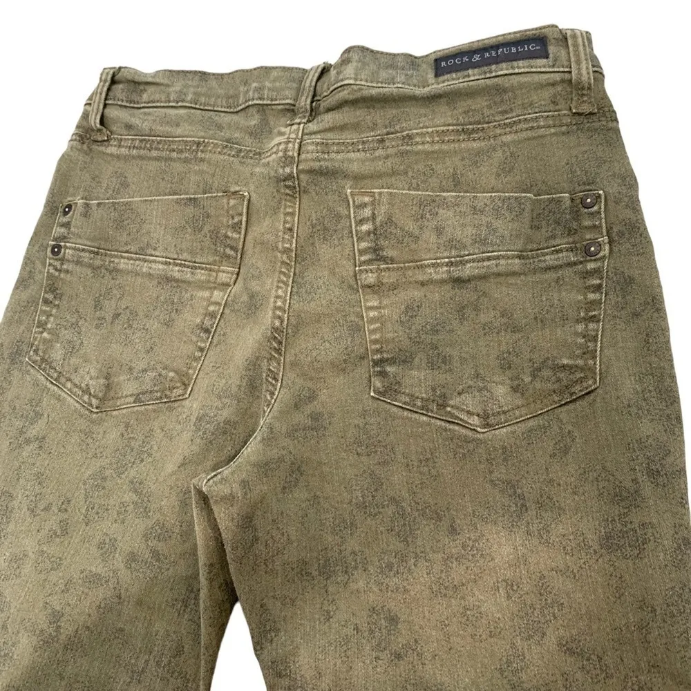 Women’s Rock and Republic army green print cropped pants size 12 - Image 5
