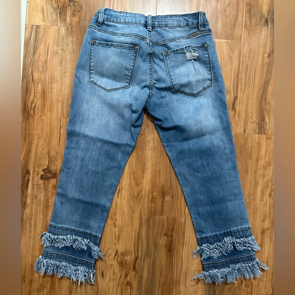 KanCan 5/26 Cropped Frayed Hem Jeans Blue - Image 2
