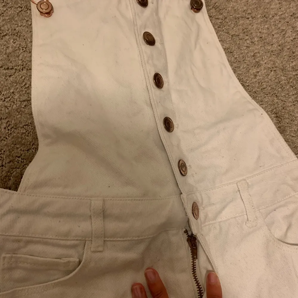 White denim shorts overalls Size 2 - Image 3