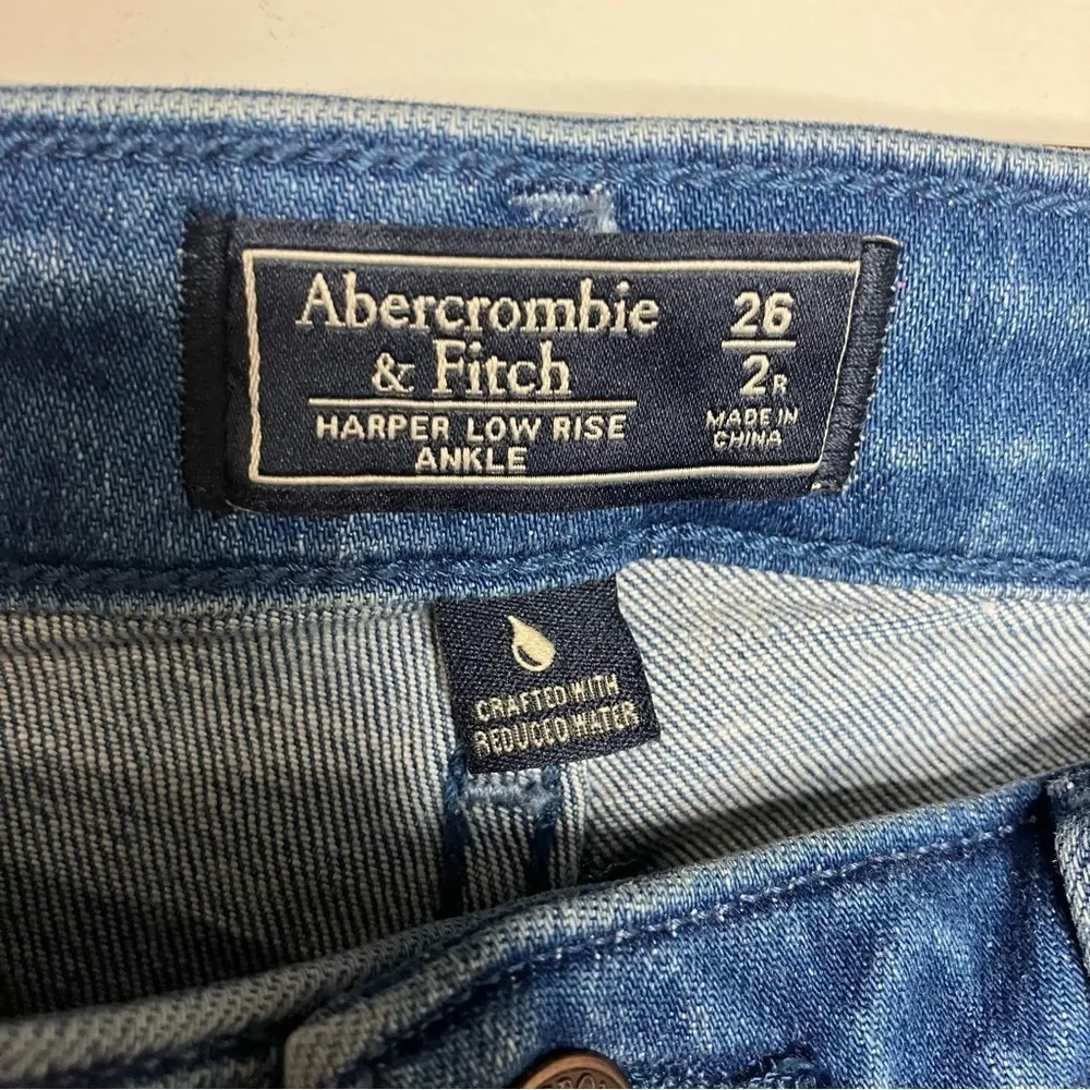 Abercrombie & Fitch Harper low rise ankle jeans‎ distressed size 26/2R - Image 3