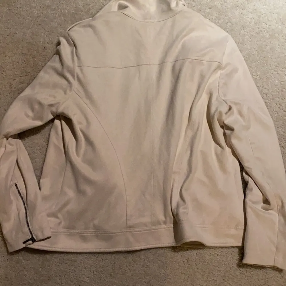 Buttery soft cream suede like material jacket Size M - Image 5
