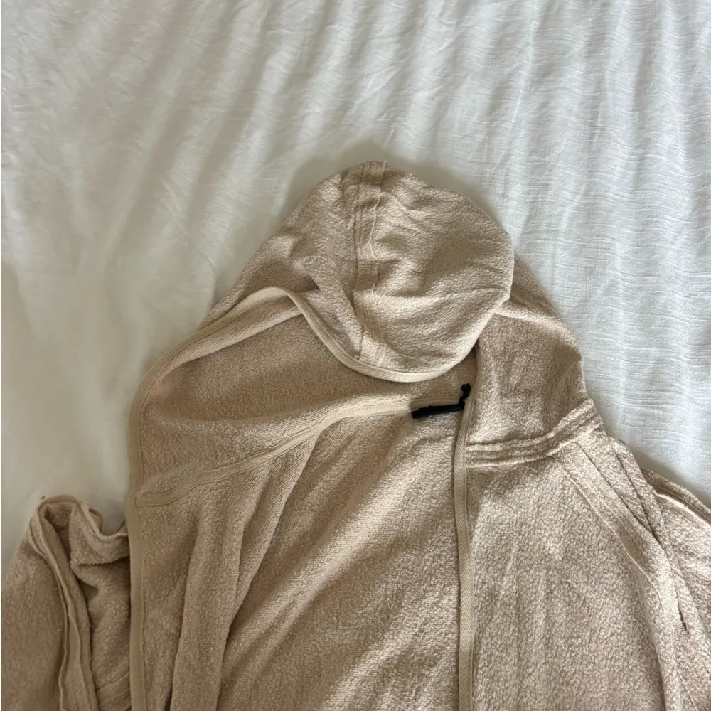 Our from under cardigan - Image 4