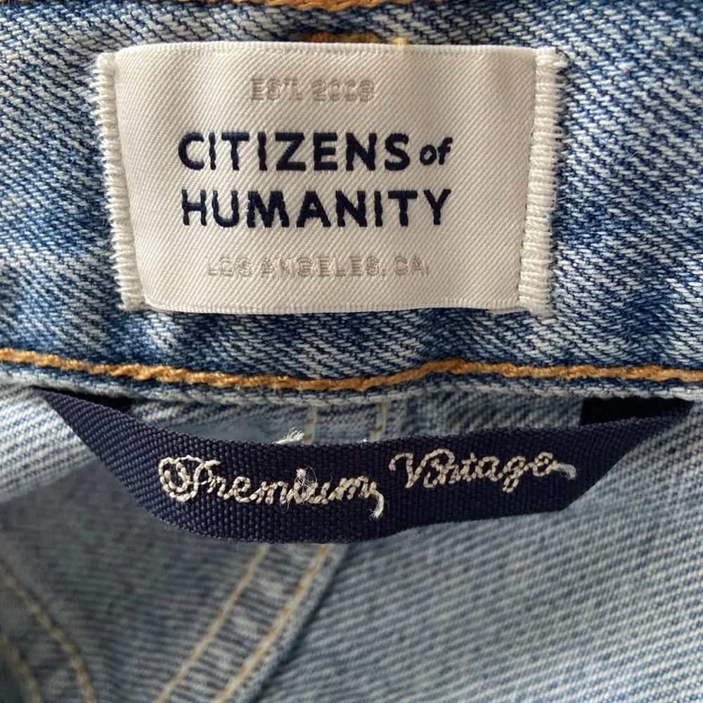 Citizens of Humanity
Camilla frayed-hem denim shorts size 24 - Image 4