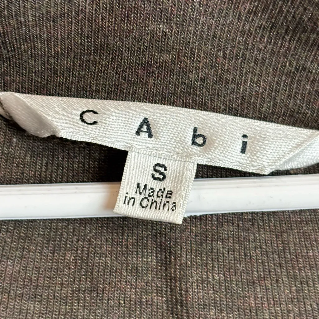 Cabi Lightweight Brown Casual Vneck Long Sleeve Sharkbite Hemline Top Size Small - Image 3