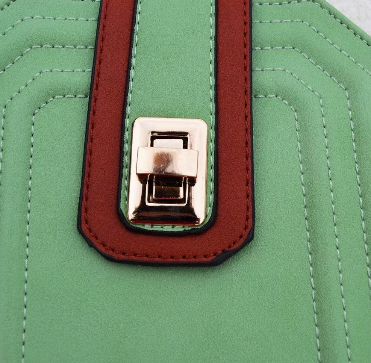 Boutique NWT Green Stiff Crossbody Handbag With Gold Chain - Image 8