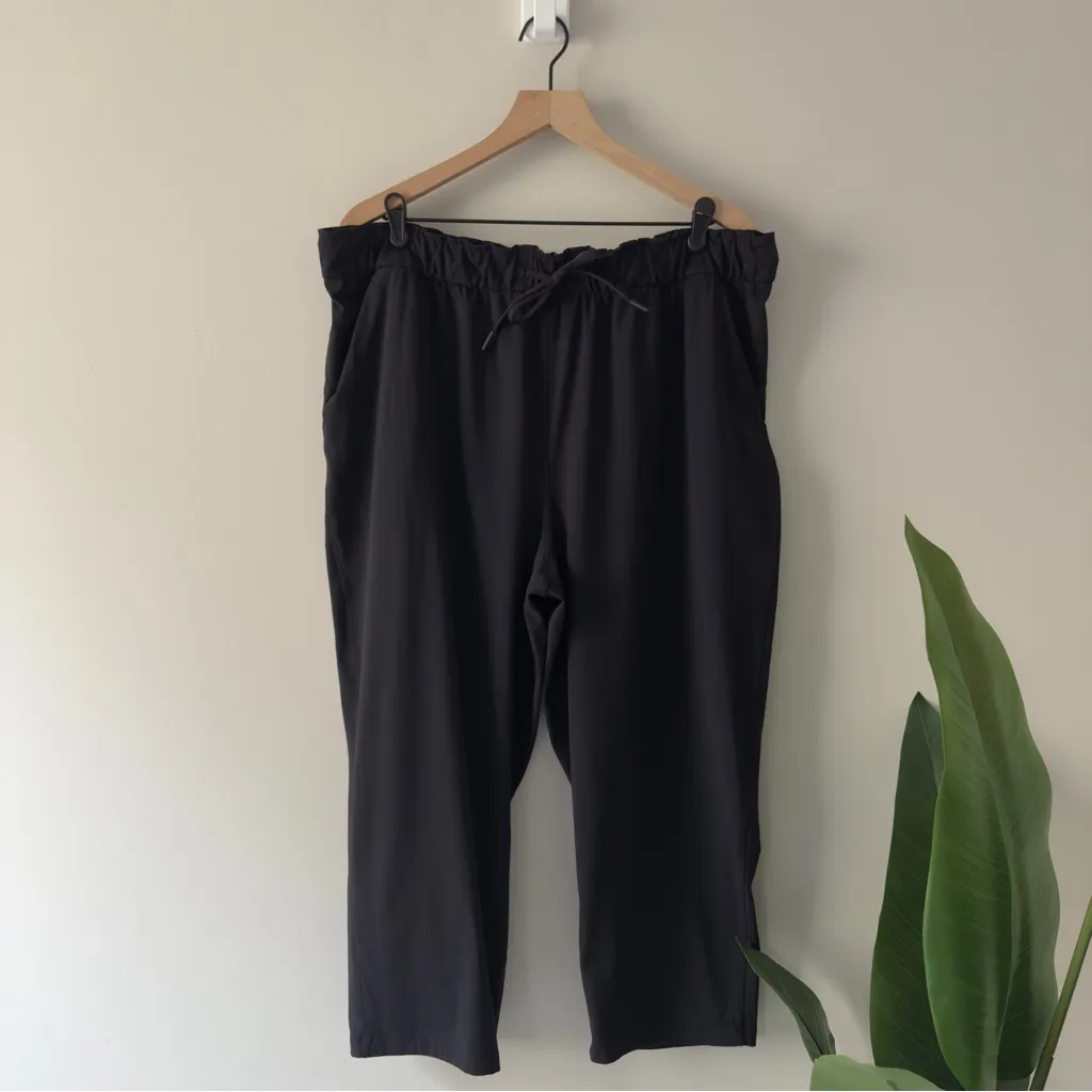Lululemon Keep Moving Crop 23" in Black Athletic Pants Cropped Solid Stretch EUC - Image 3