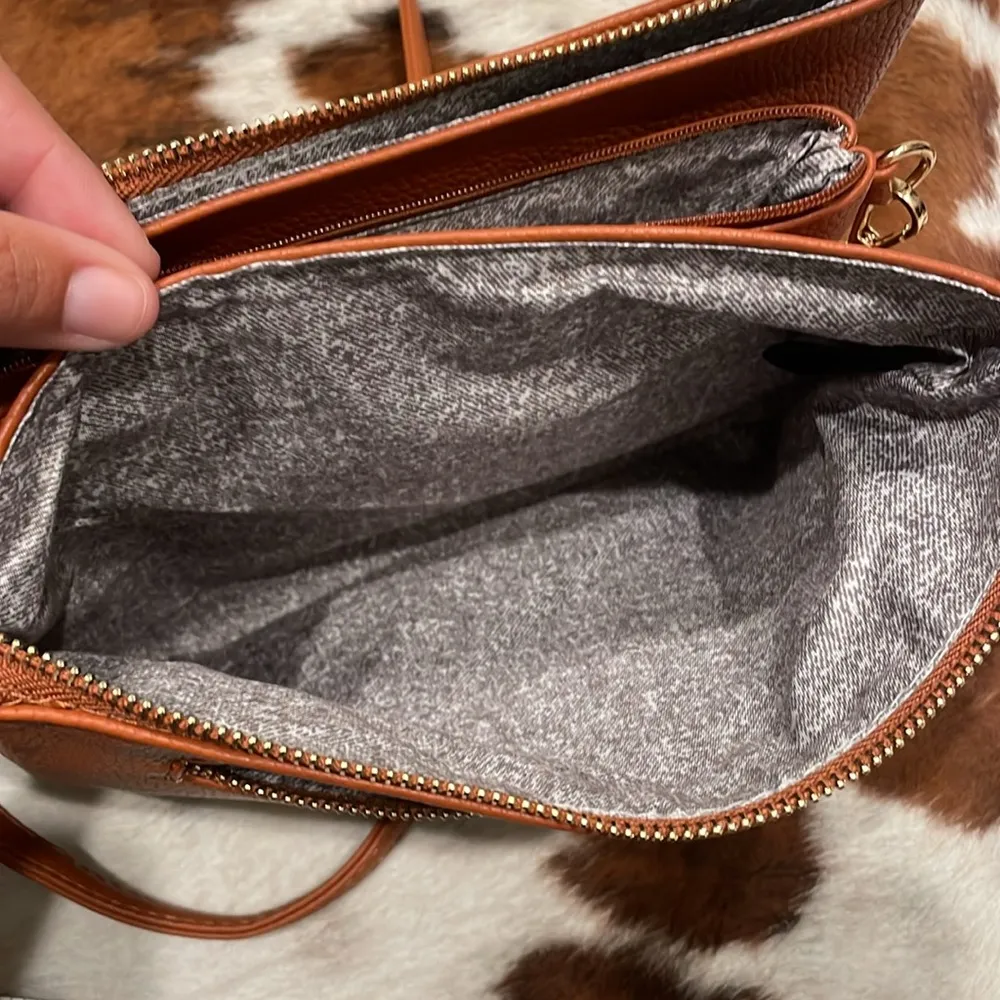 Light brown vegan leather crossbody purse - Image 6