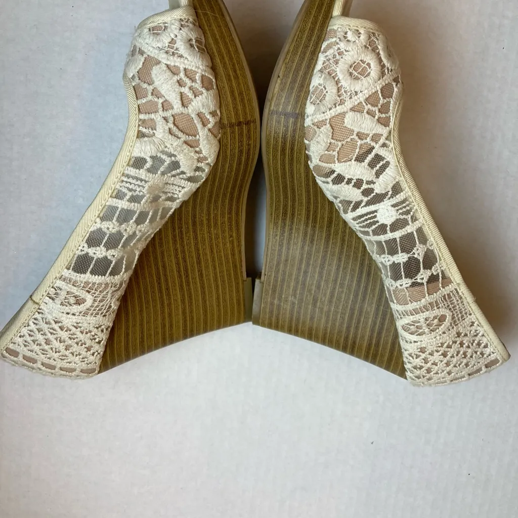 🌸EUC American Eagle Embroidered Ivory Lace With Peek-a-Boo Toe Wedge’s A197 - Image 2