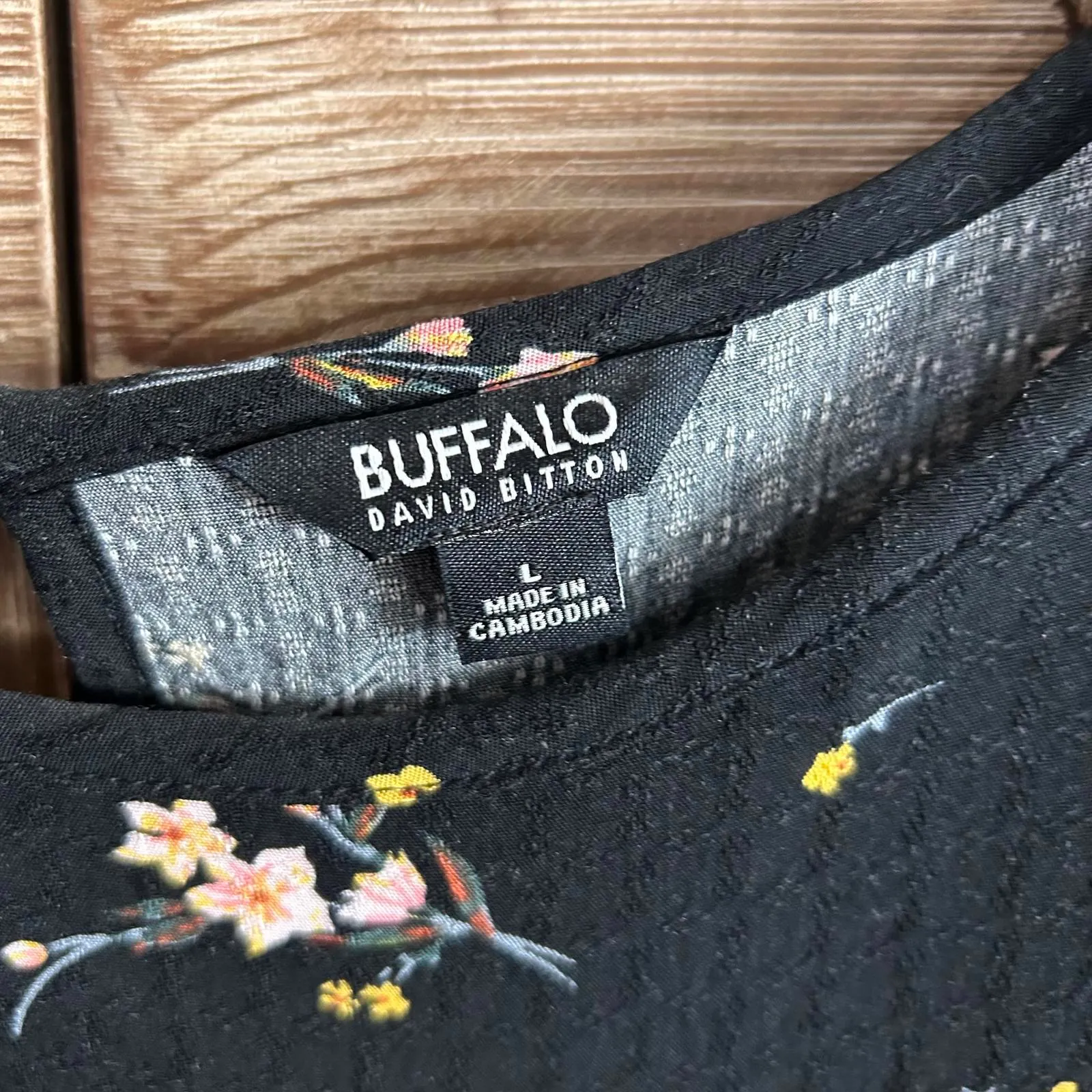 Buffalo David Bitton Women's Black Floral Tie Front Top Size L - Image 3