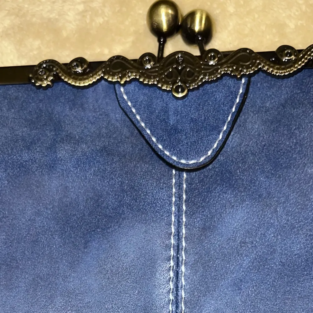 Elegant blue leather kiss lock Handbag new! - Image 6