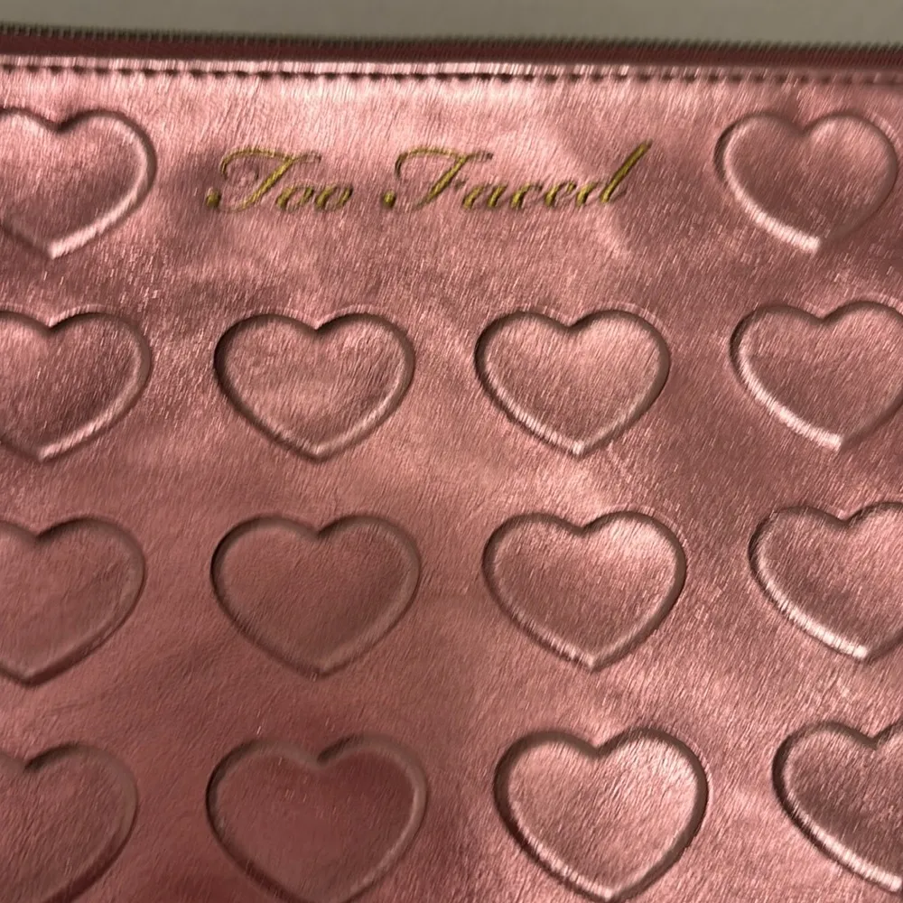 TWO FACED COSMETIC BAG PINK METALLIC HEARTS GOLD ZIPPER
EXCELLENT CONDITION NWOT - Image 4