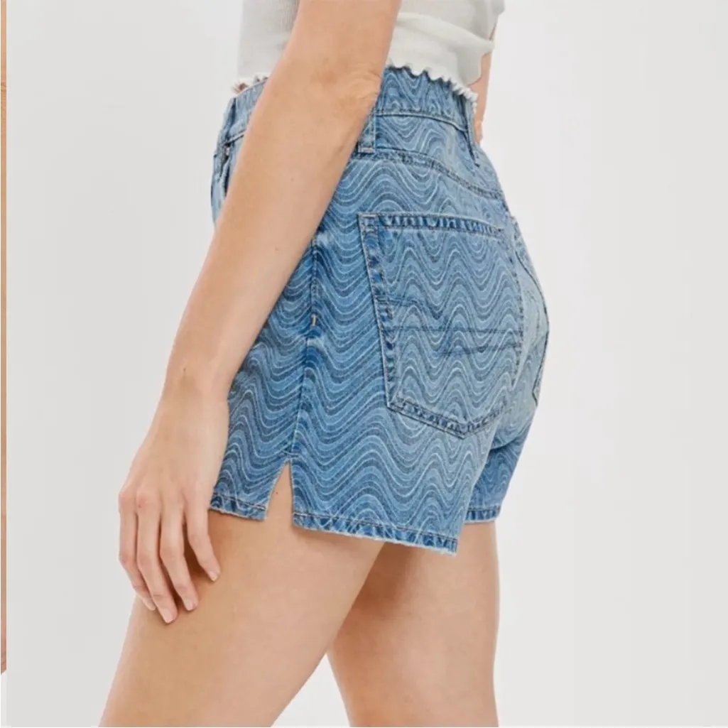 NWOT American Eagle Highest Rise 90s
Boyfriend Shorts Wave Pattern Blue Size 6 - Image 3