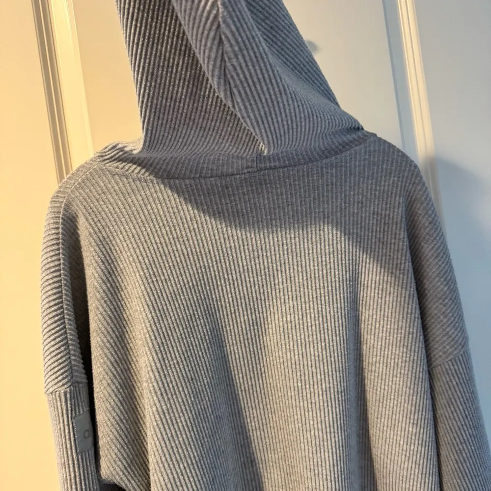 Alo Muse Gray Ribbed Soft Cropped Hoodie - Image 8
