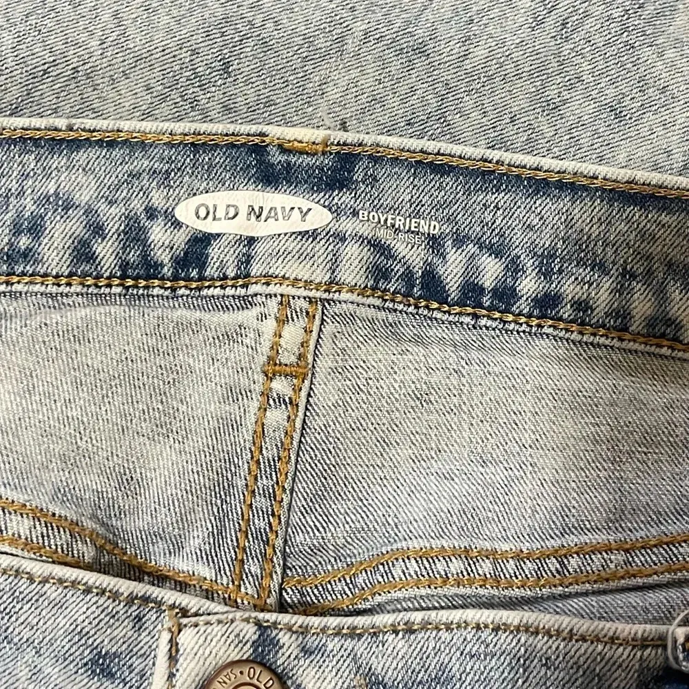 Women’s Old Navy boyfriend distressed light wash jeans- size 14 petite - Image 3