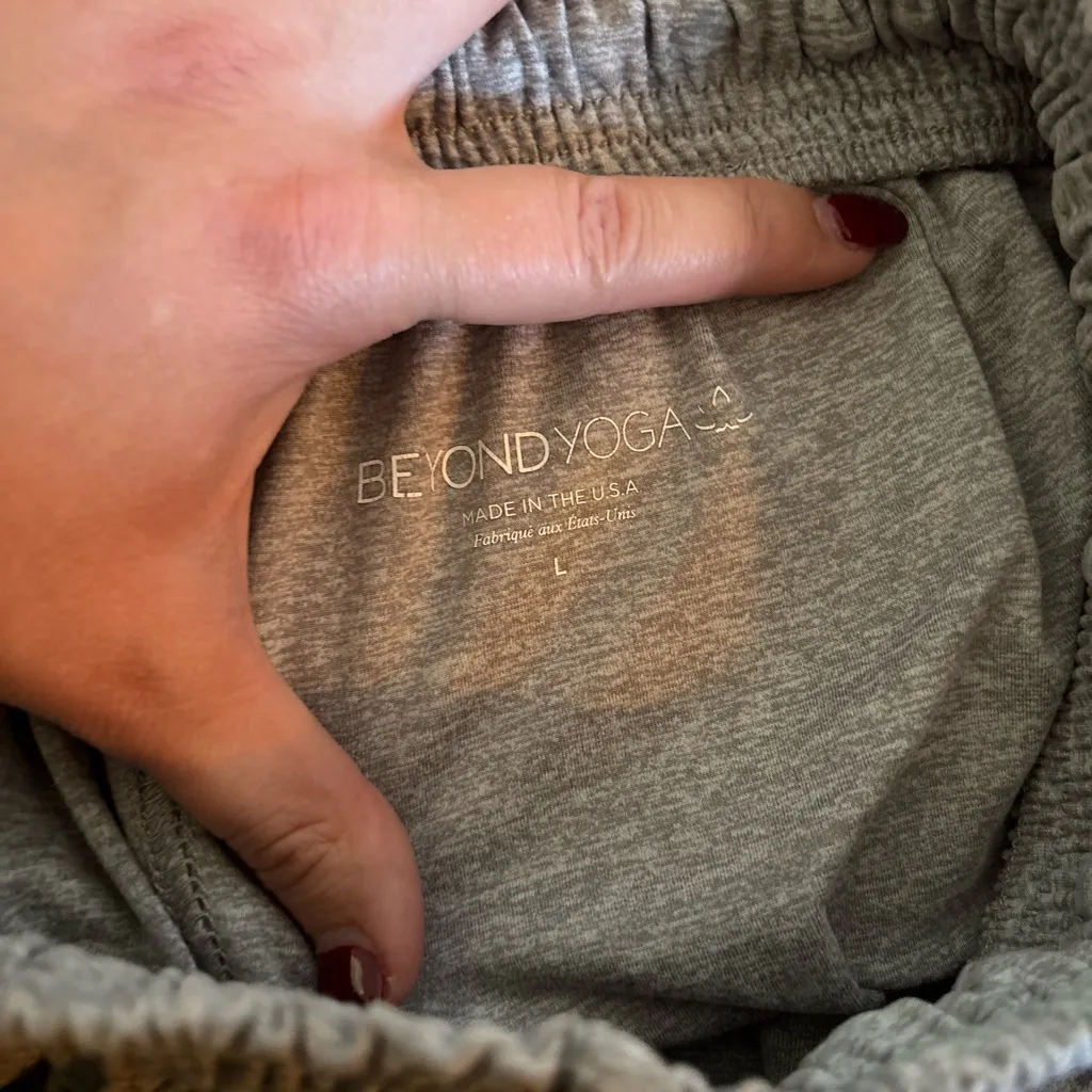 Beyond Yoga free fit easy shorts in gray size large Athleisure yoga Pilates - Image 5