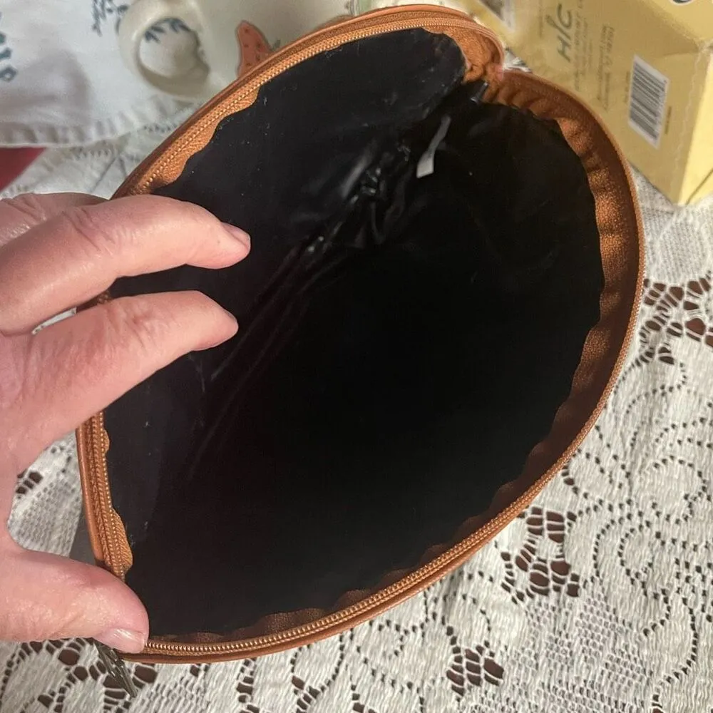 Vintage 1980’s Paisley vinyl makeup bag. Tan - Image 3