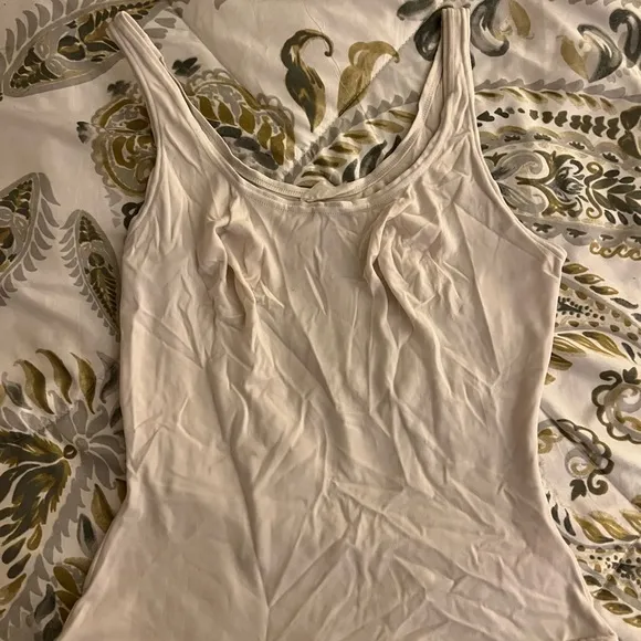 MD silky white fitted tank top camis Size M - Image 2