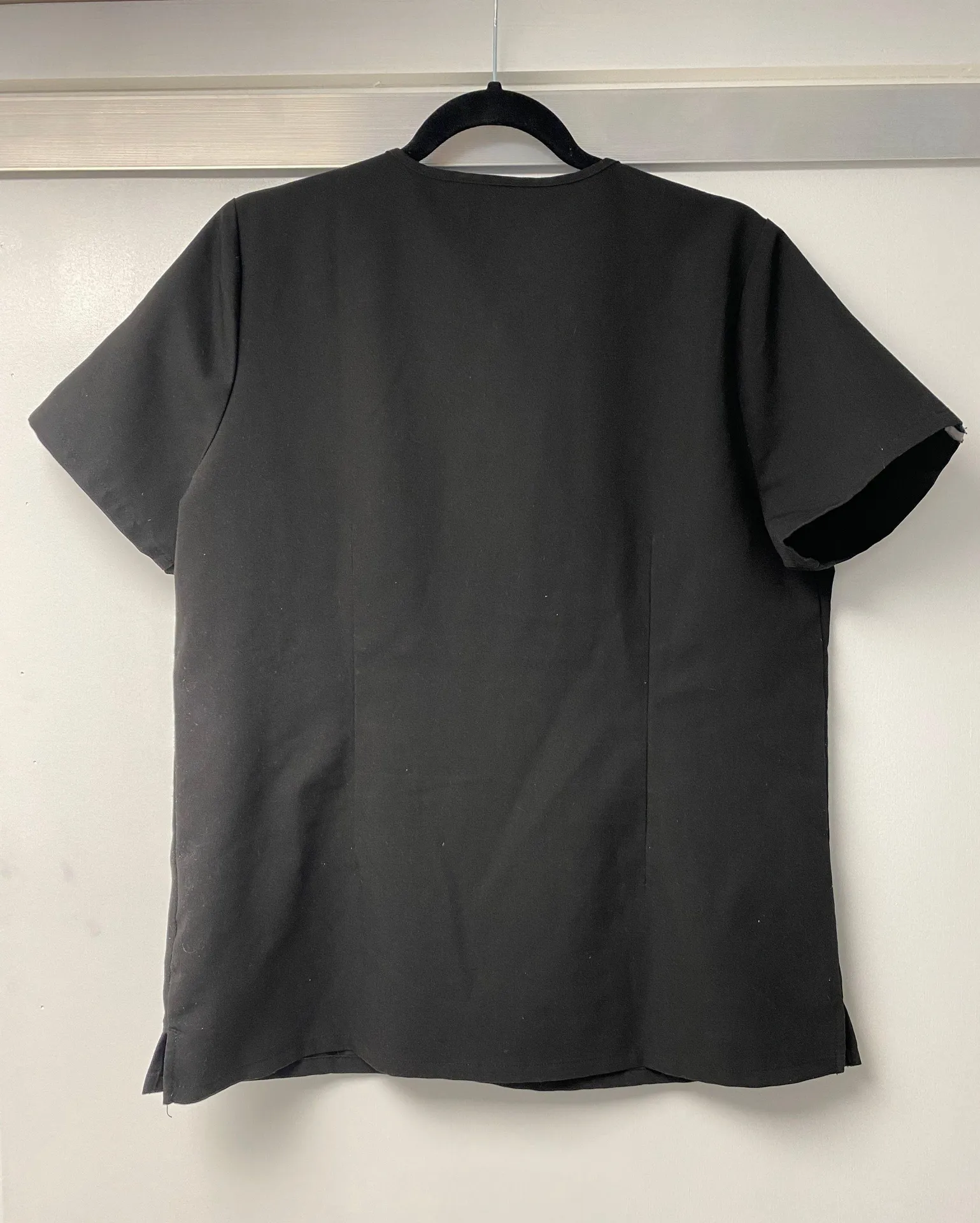 Woman 3 pocket scrub top - Image 2