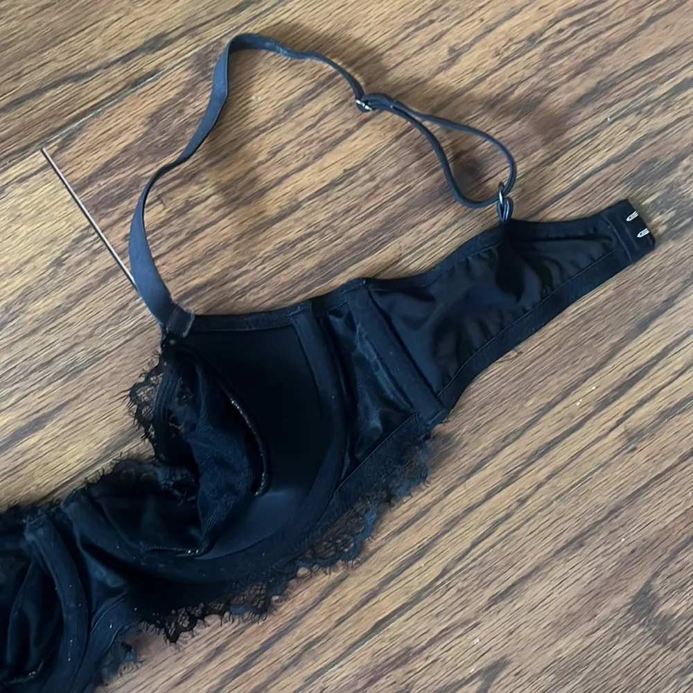 Victoria’s Secret lace and velvet bra - Image 13