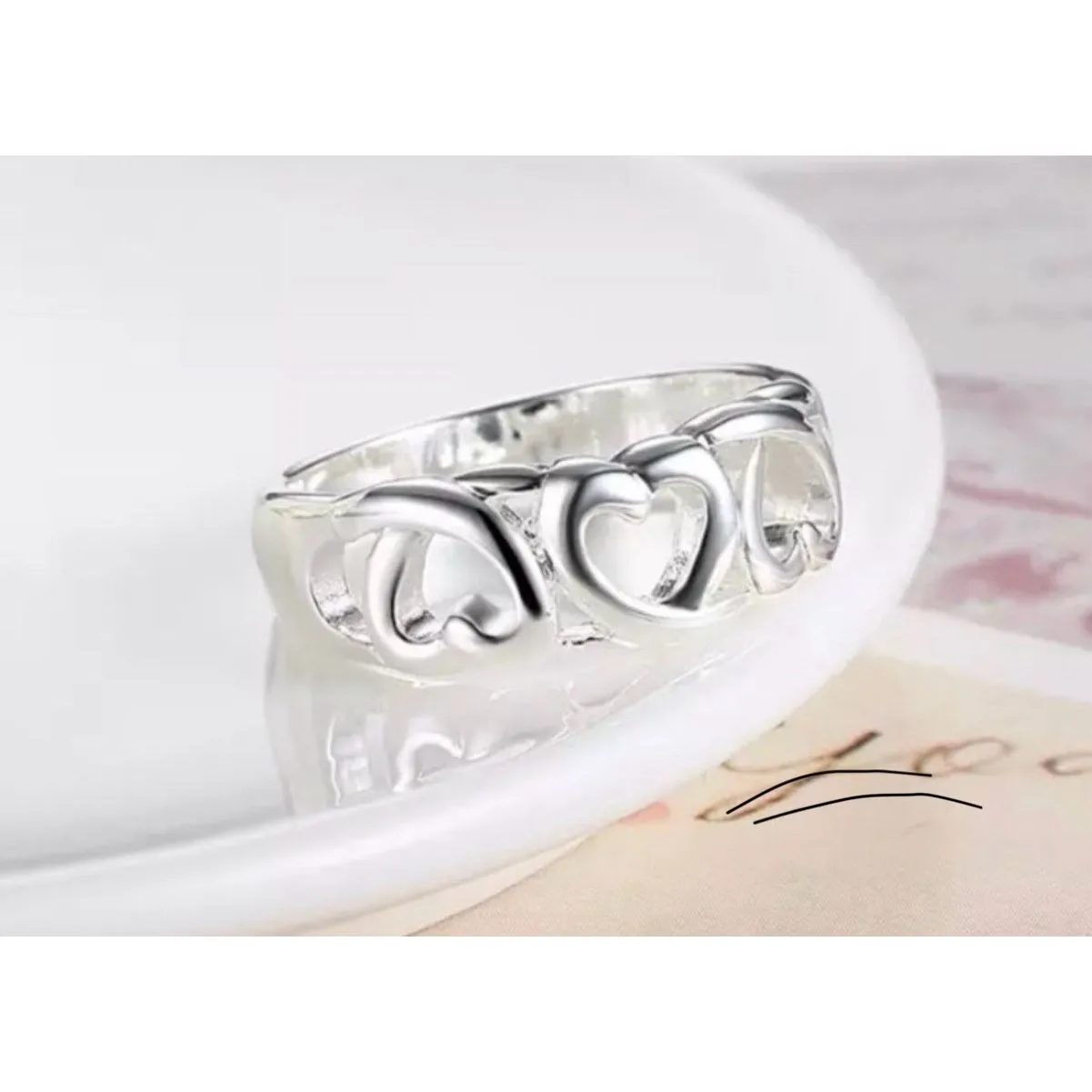 Brand New Womens Boutique Silver Plated Connected Hearts Heart Band Ring - Image 3