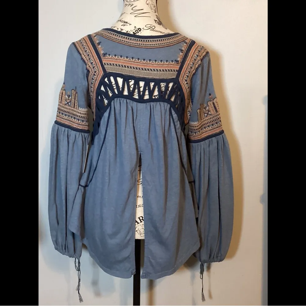 💚NWT💚 FREE PEOPLE BOHO/HIPPIE LONG SLEEVED, HIGH LOW, SPLIT BACK TOP SIZE SP - Image 2