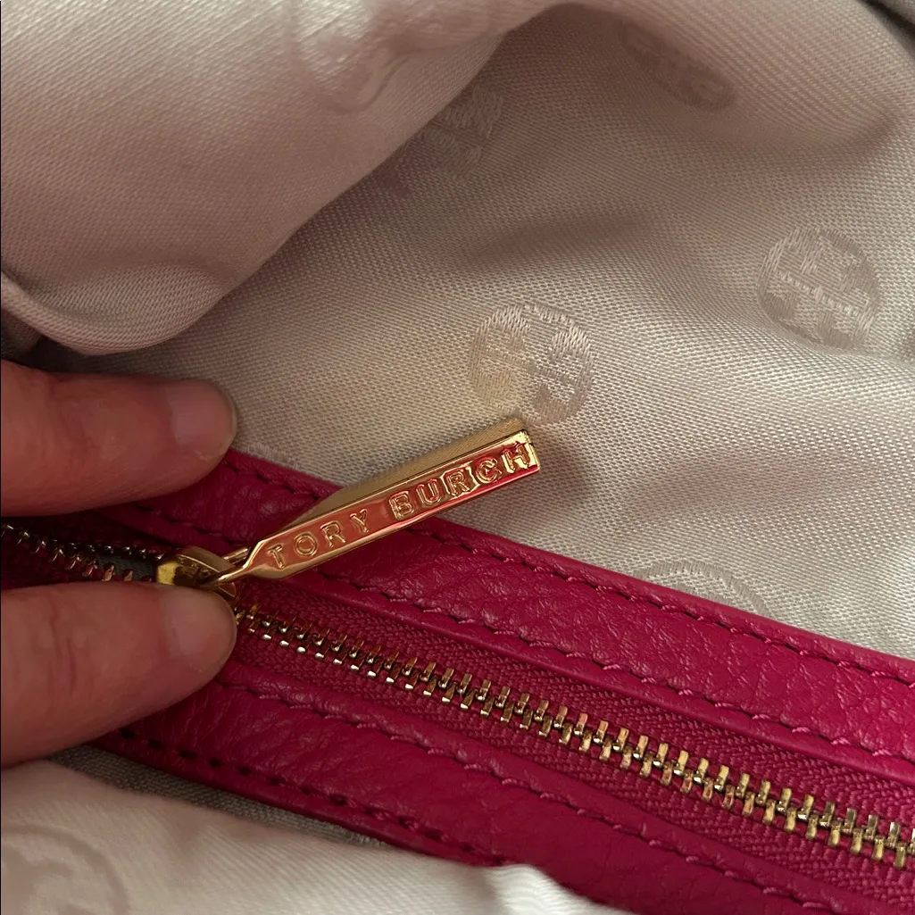 Tory Burch rare Amanda magenta gold logo Crossbody pebble leather fold over bag - Image 9
