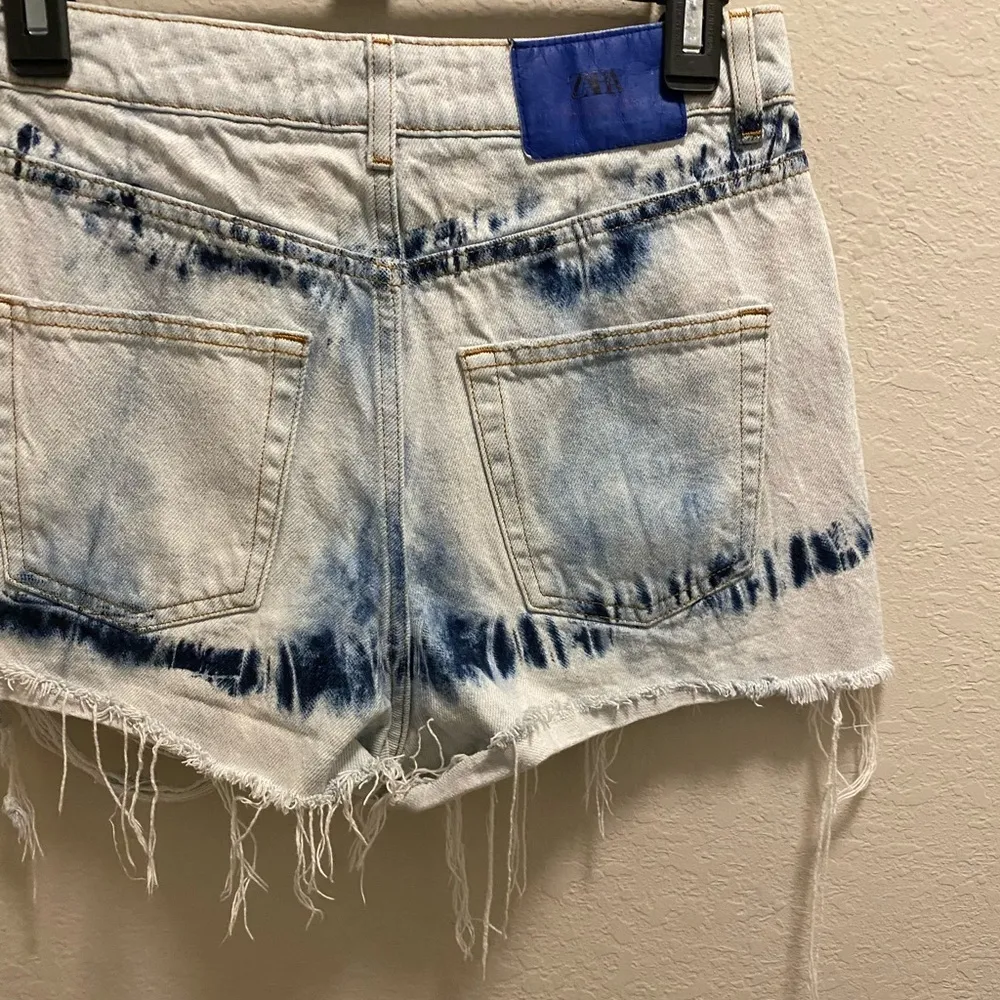 Zara High Waisted Tie Dye Distressed Jean Shorts Size 4 - Image 6