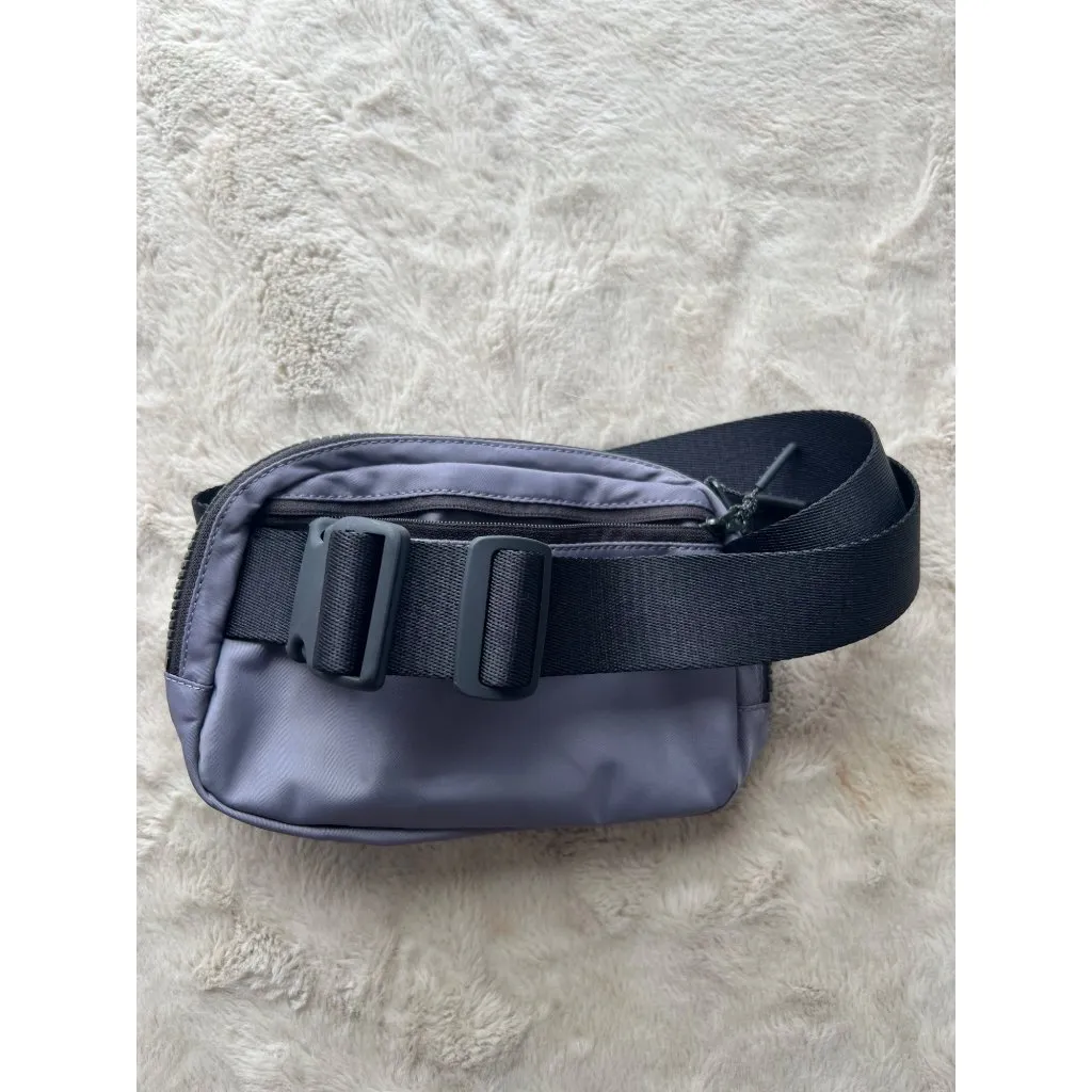 Lululemon Everywhere Belt Bag In Shiny Lavender With Adjustable Strap & Zipper Purple - Image 9