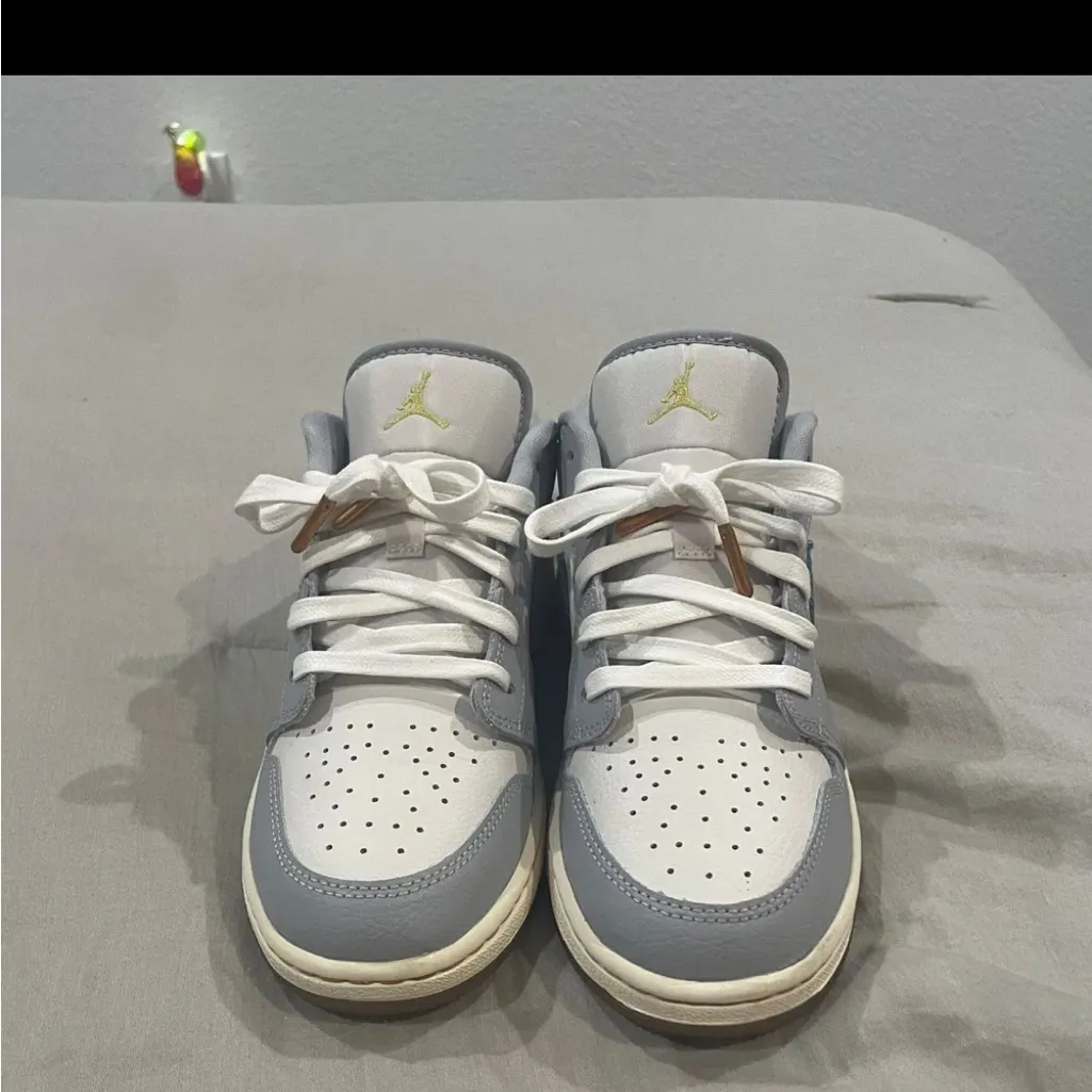 Nike Gray and Blue Athletic Shoes with Classic Design - Image 4