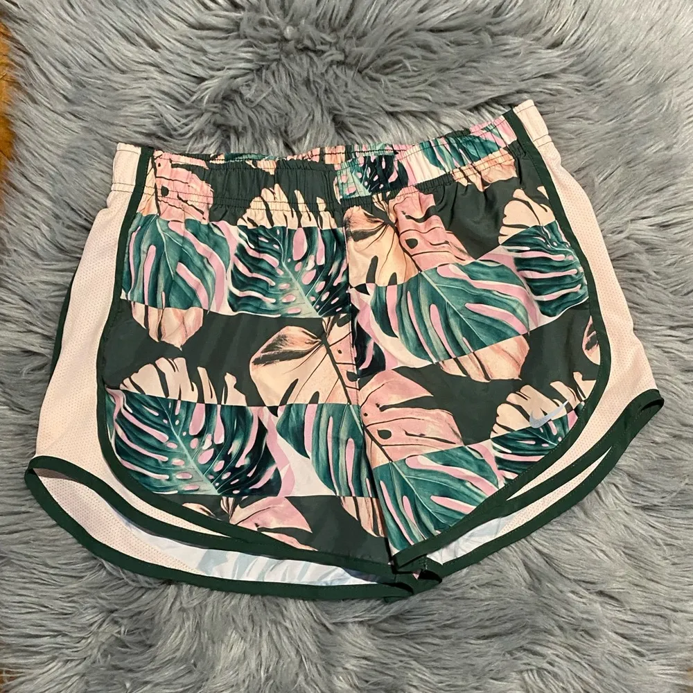 Nike Dri-Fit Tempo Runaway Print Shorts Size Small - Image 2