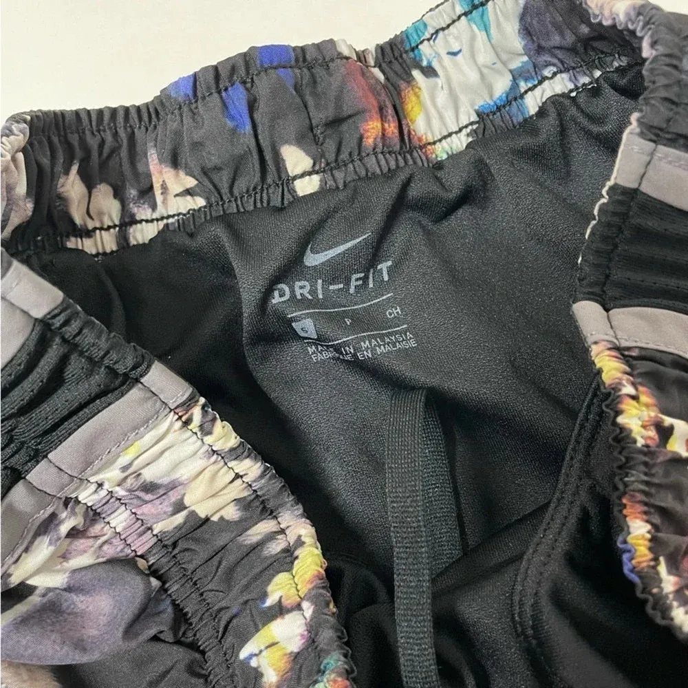 Nike Tempo Floral 3 inch Running Shorts Size Small - Image 5