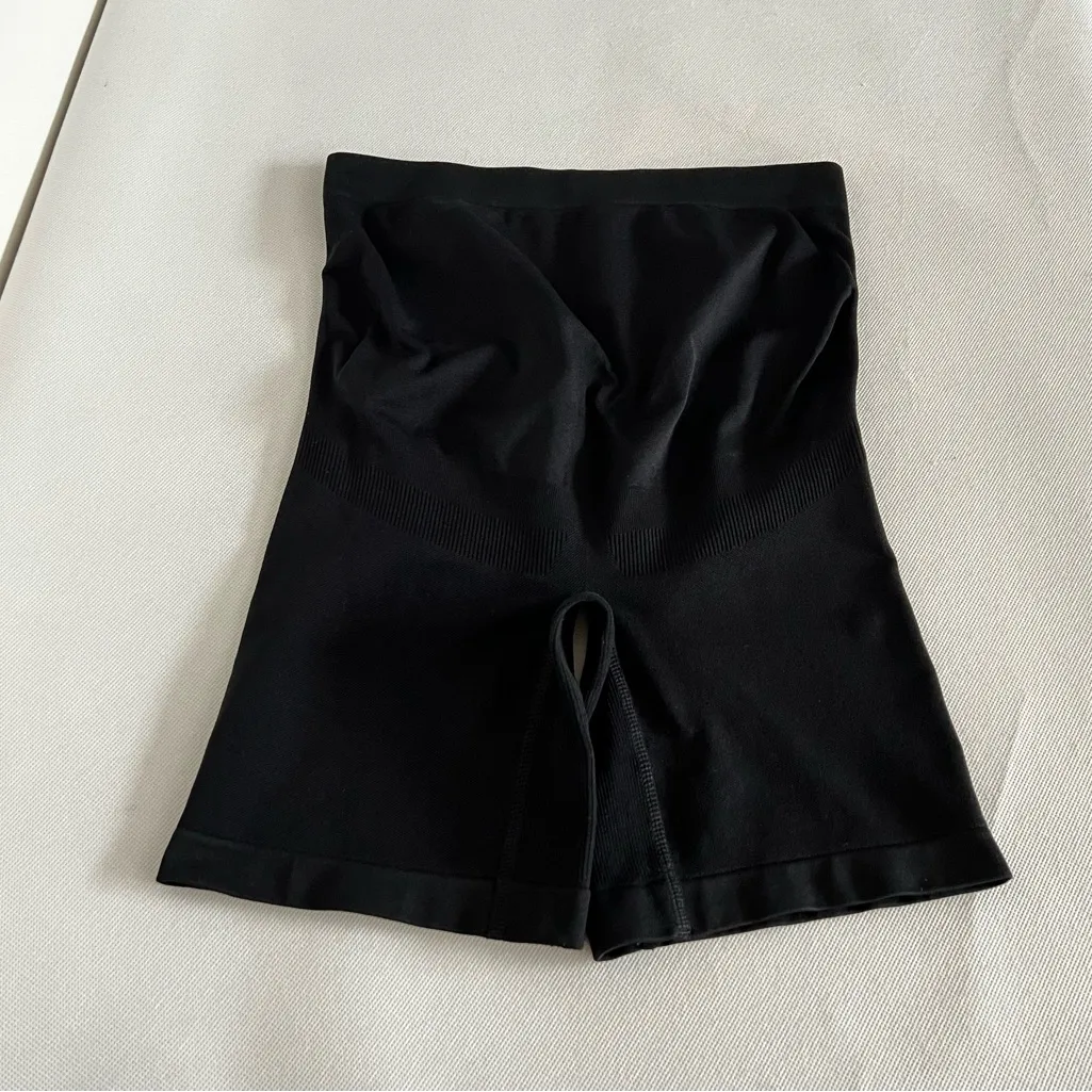 A Pea in the Pod Maternity Short Size S/M Secret Fit Mid-Thigh Shaping Black - Image 5