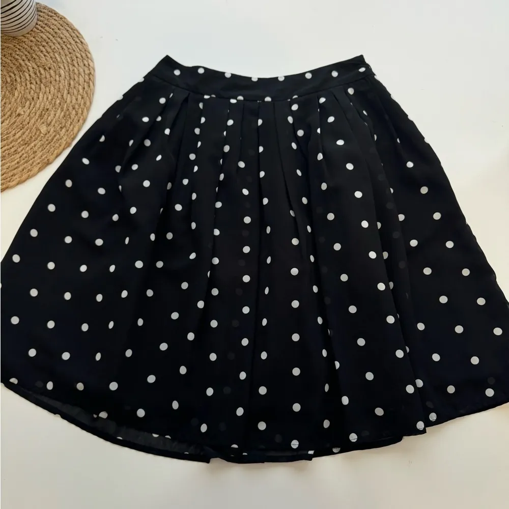 Worthington‎ Black & Cream Polkadot Pleated Skirt Size 4P - Image 2