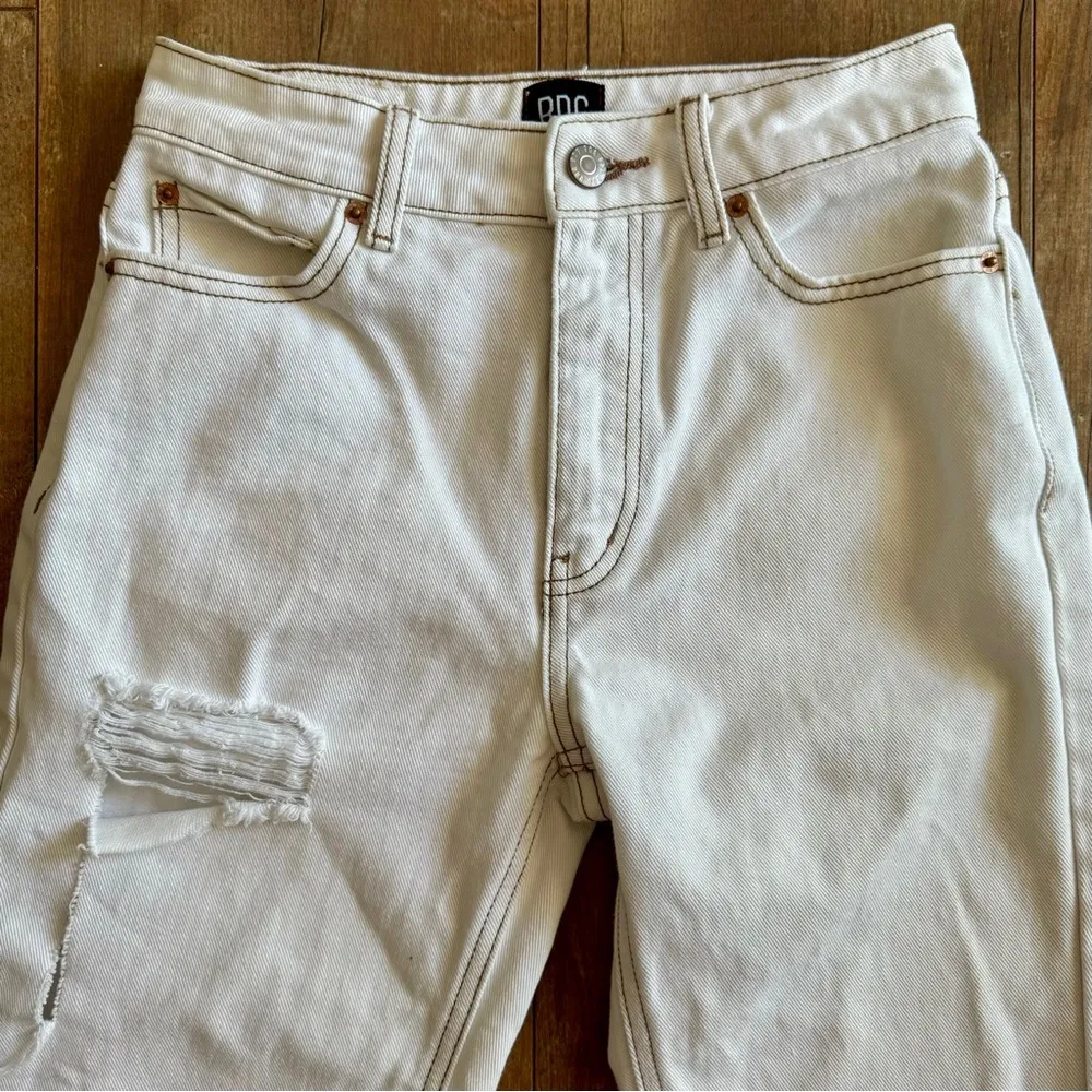 Urban Outfitters BDG High Waisted Mom Jean White Denim Torn Distressed Size 24 - Image 7