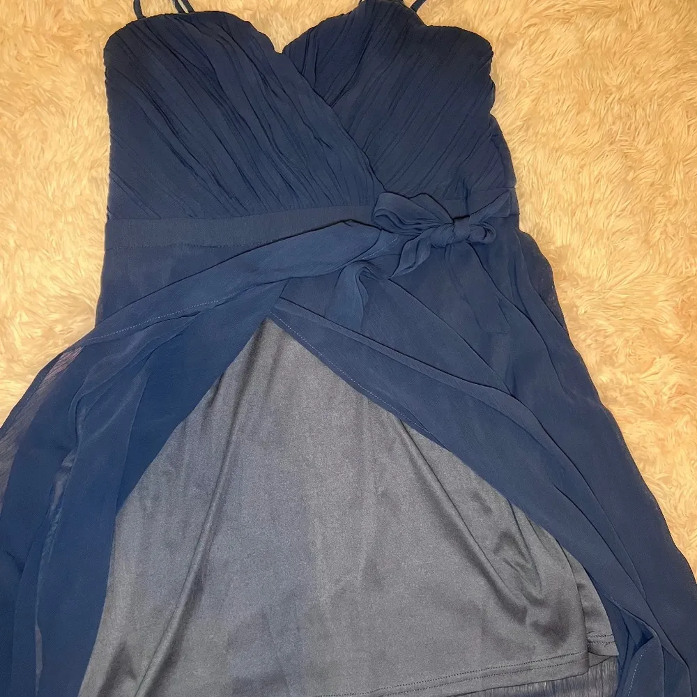 Boohoo occasion navy pleated high low dress - Image 7