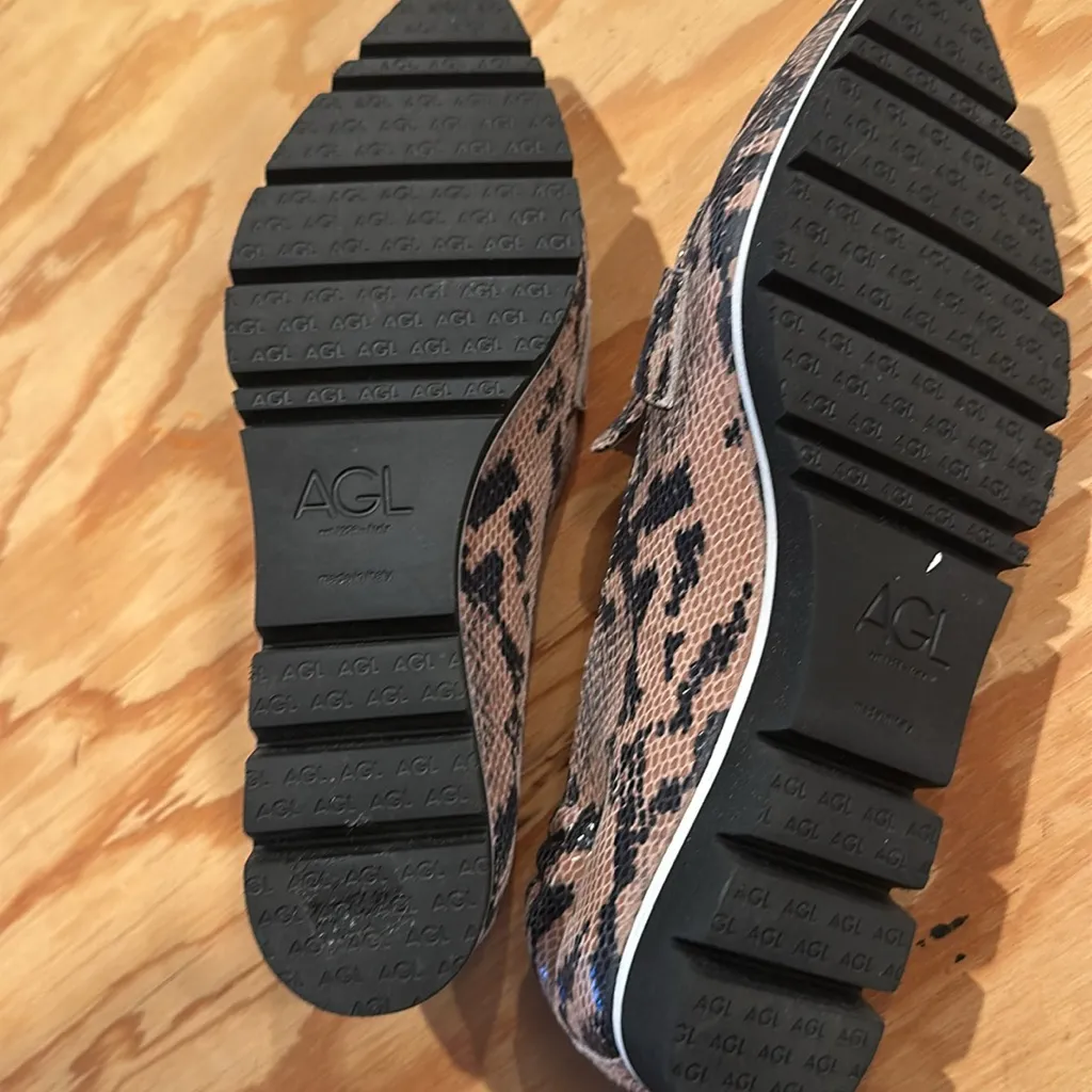 NWOT , AGL leather upper Rubber sole Brown Size 6 - Image 4