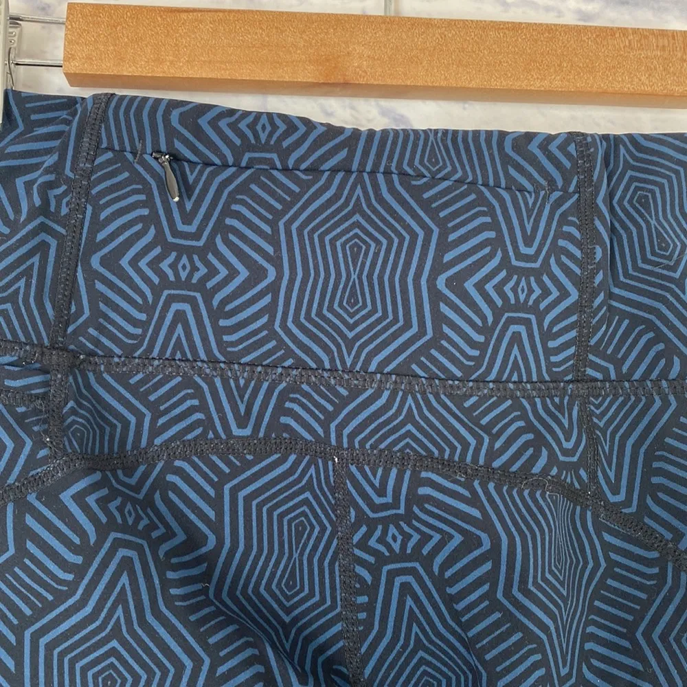 Sweaty Betty The Power black blue line print leggings - Image 4