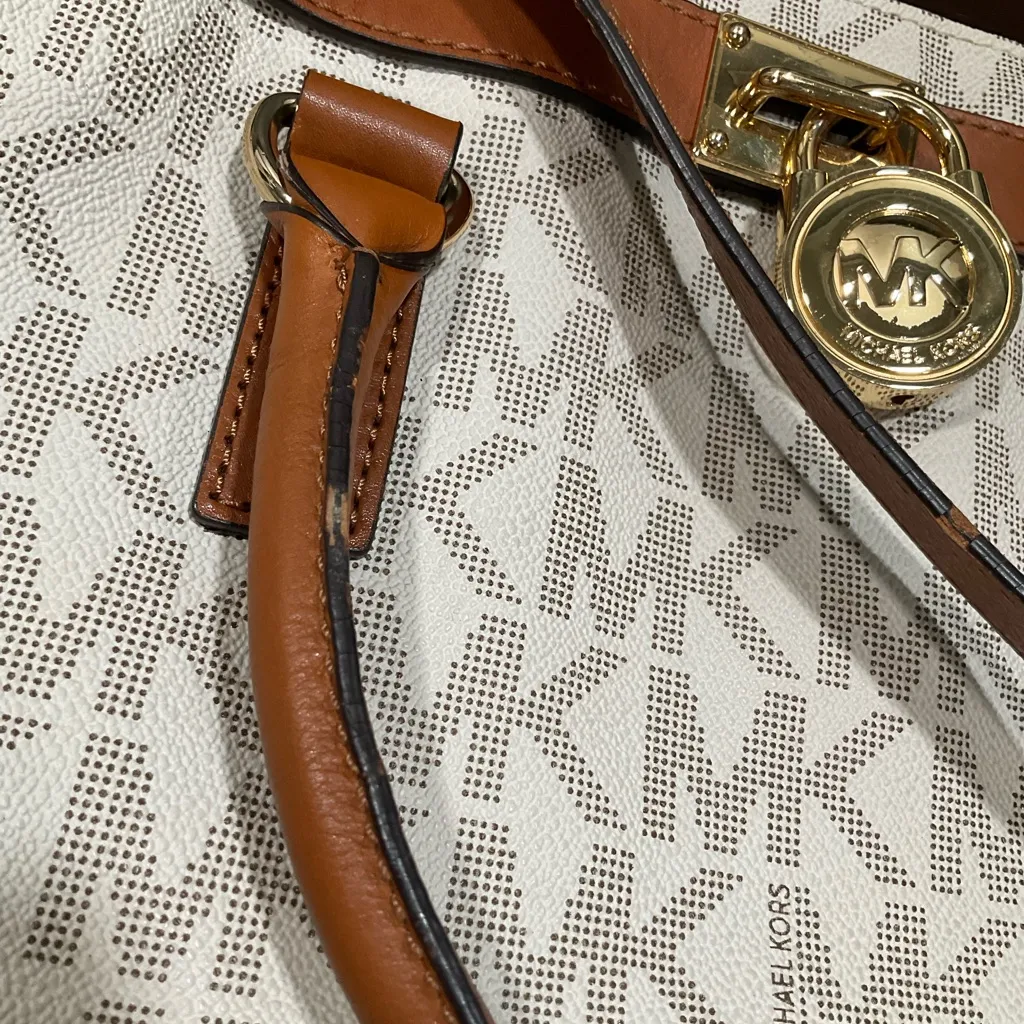 MICHAEL KORS HAMILTON LOGO TOTE WITH SHOULDER STRAP IN VANILLA - Image 11