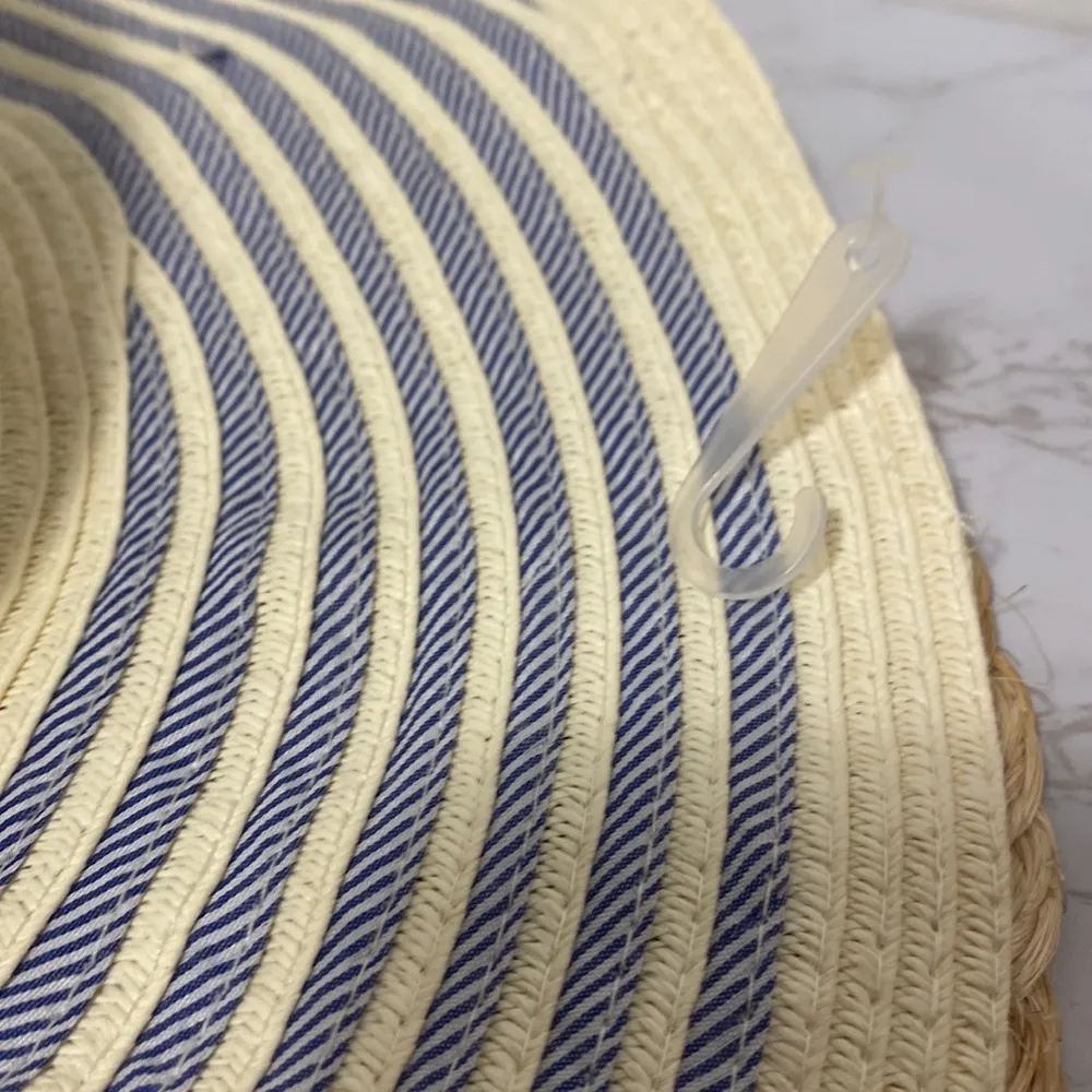 Summer beach cream and blue hat - Image 3