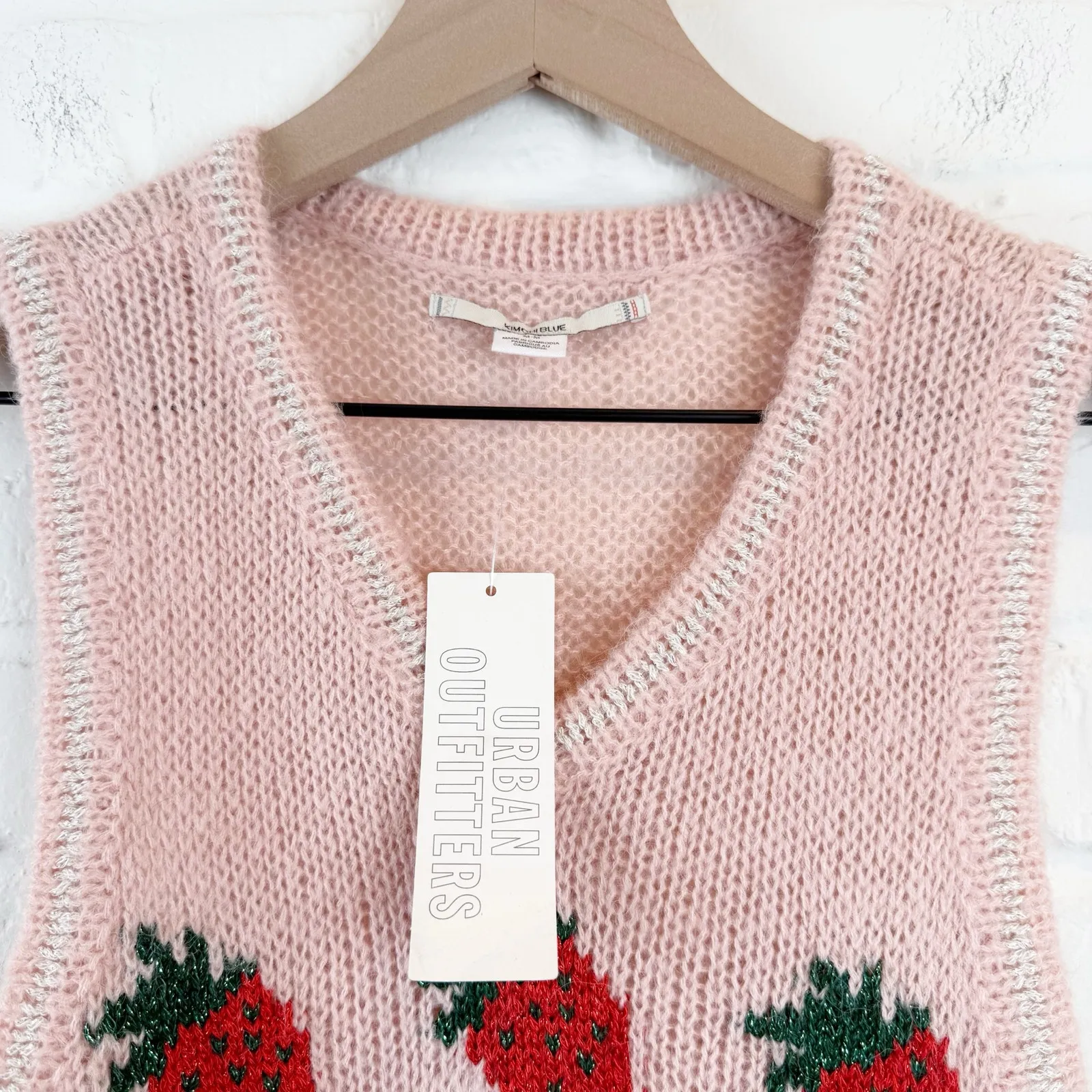 Kimchi Blue Jones Pink Sparkly Strawberry Printed Sweater Vest Knit Size Medium - Image 10