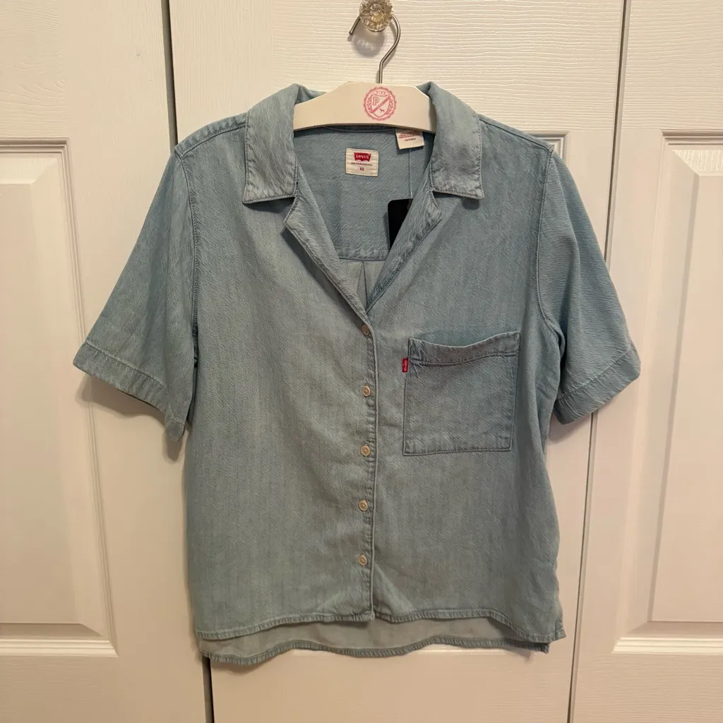 Levi’s Joyce Short Sleeve Resort Shirt in Light Wash - Image 2