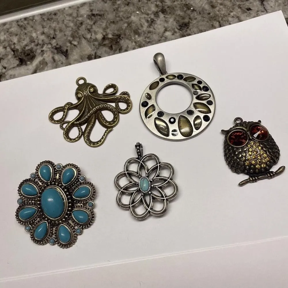 Lot Of 5 Pretty Costume Pendants / Charms - Image 7