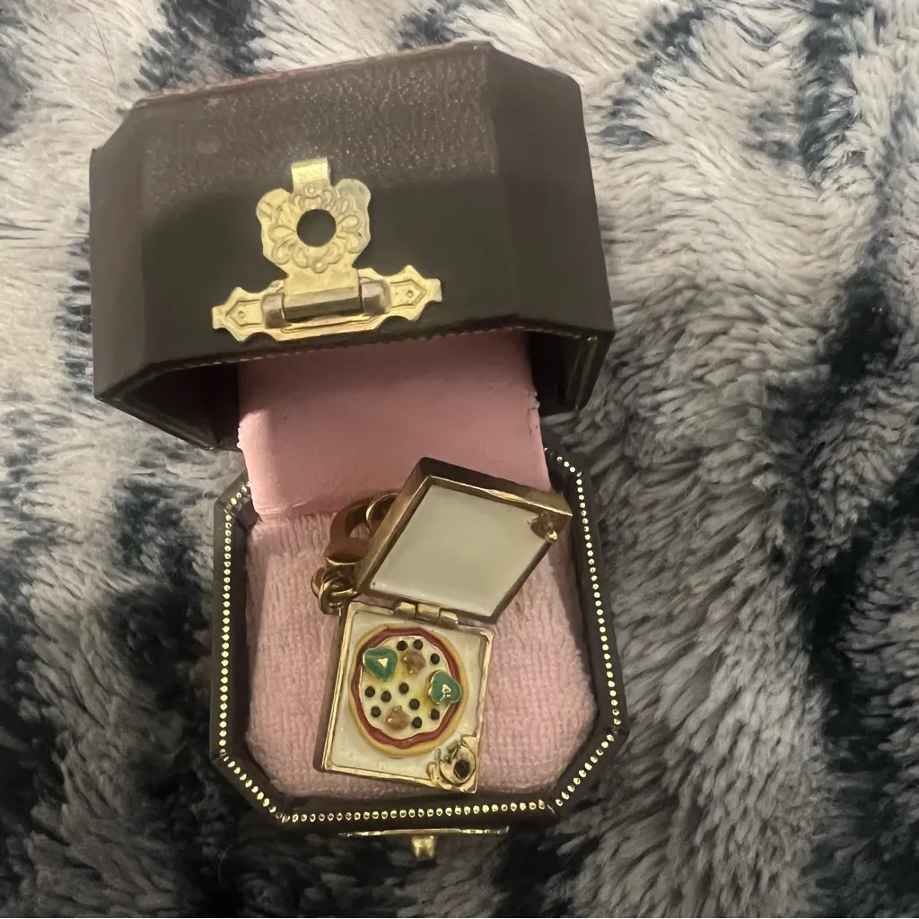 Juicy Couture  pizza charm missing - Image 2
