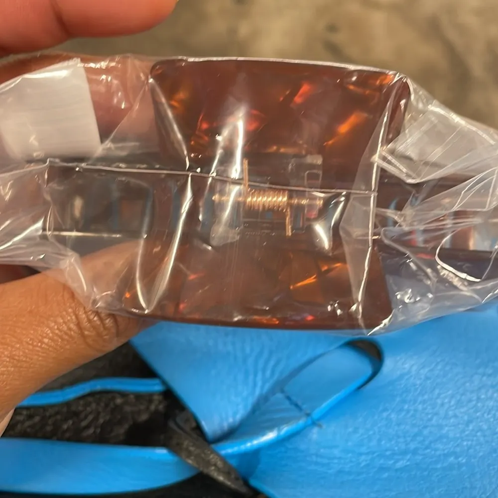 Charlotte Tilbury Claw Clip - Image 4