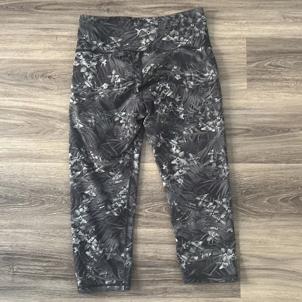 Old Navy Floral Print Fitted Crop Leggings Large - Image 5
