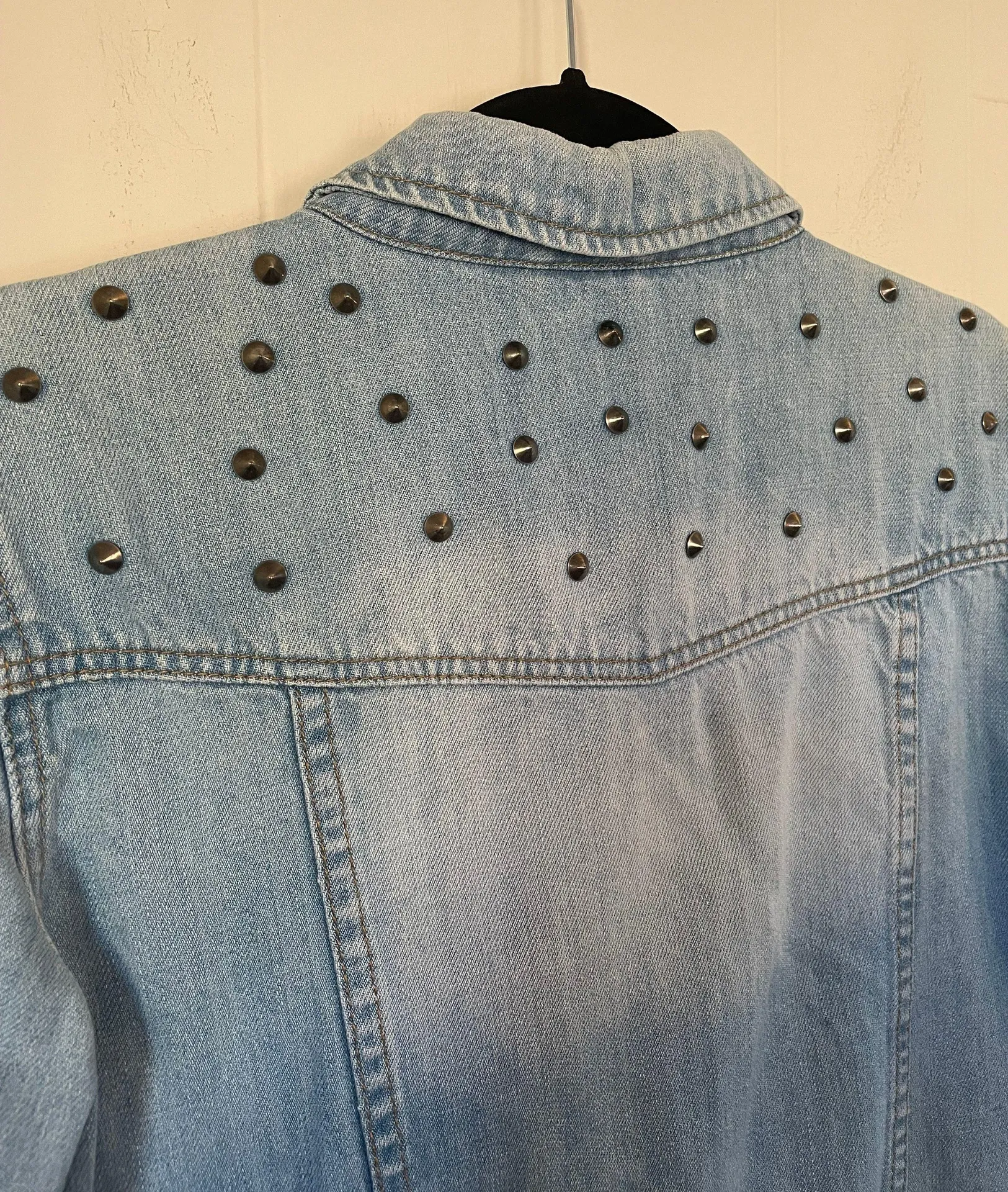 Crop jean jacket light wash denim studded 90’s Y2K women’s size S - Image 10