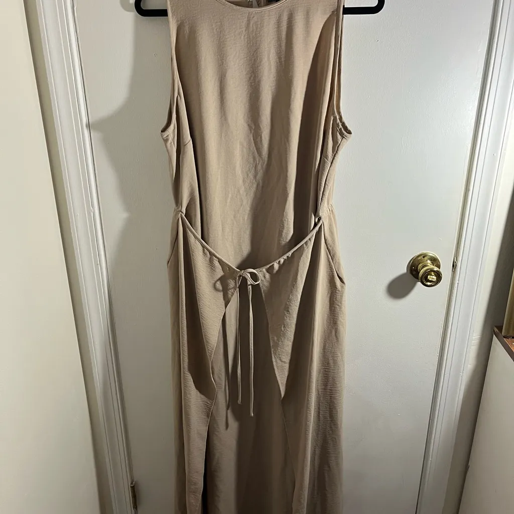 Vince Camuto Beige Sleeveless Dress - Image 4