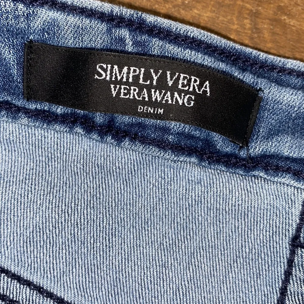 Simply vera Wang denim mid rise shorts size 6 floral embroidered - Image 5