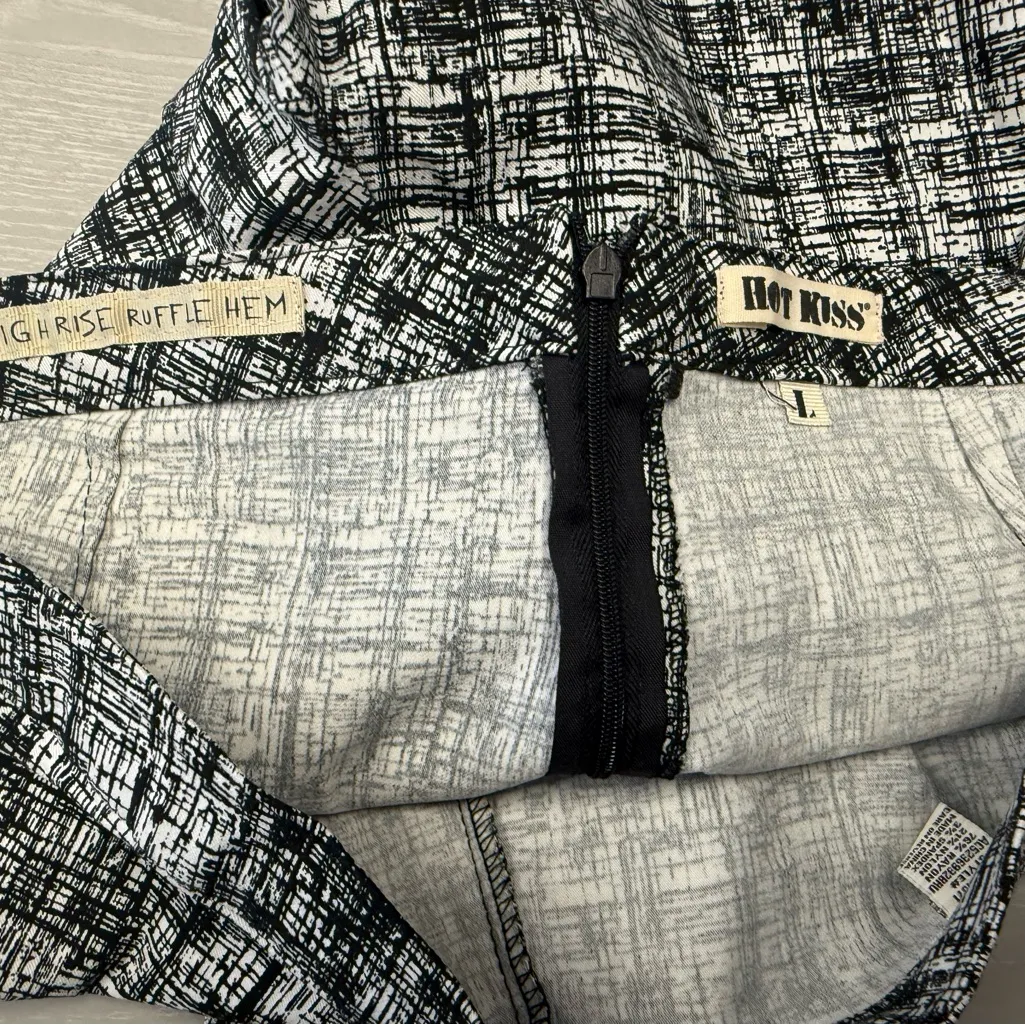 Hot Kiss Women Size Large‎ Retro Highrise Ruffle Hem Capris Pants Black/White - Image 5