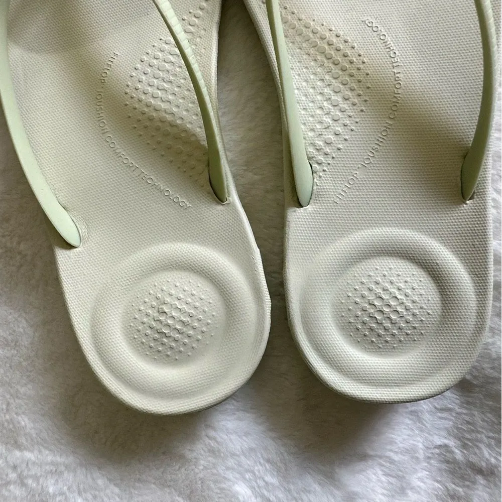FitFlop Women's Iqushion Ergonomic Flip-Flops Size 7 - Image 4
